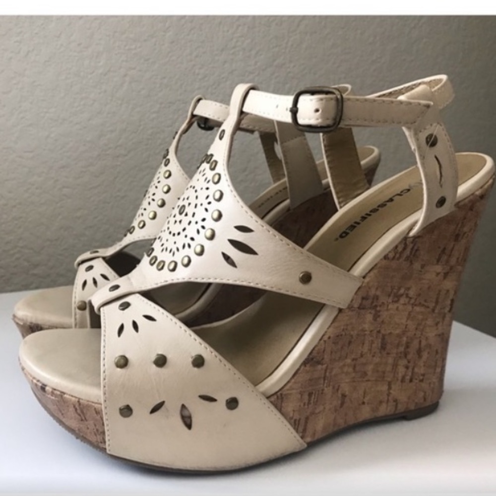 Wedge Strapped Shoes! Summer Time!
